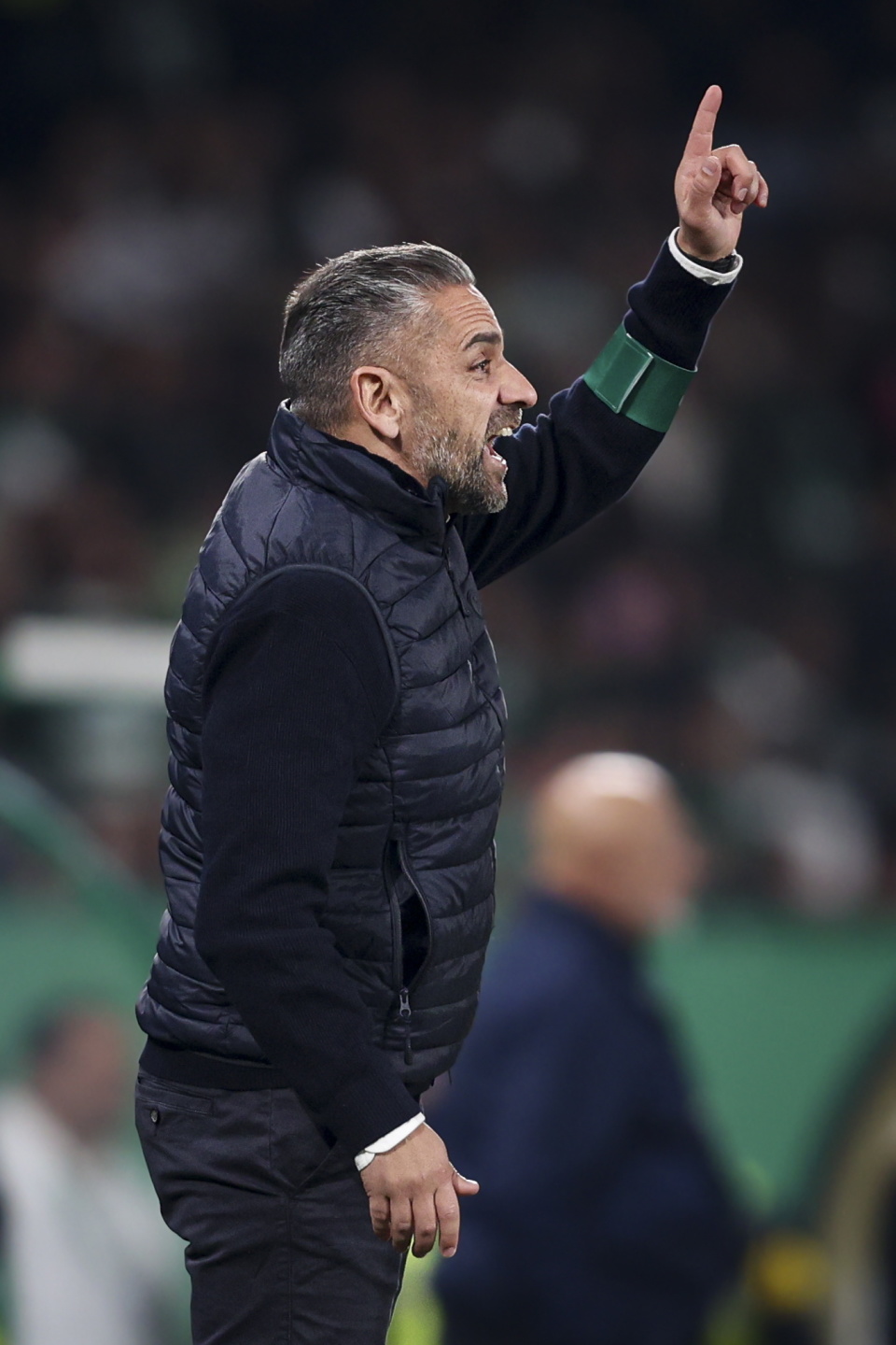 葡超今晨再迎强敌；葡萄牙体育单刀错失；主帅态度：赛场秩序良好；资深球员宣示担当的简单介绍