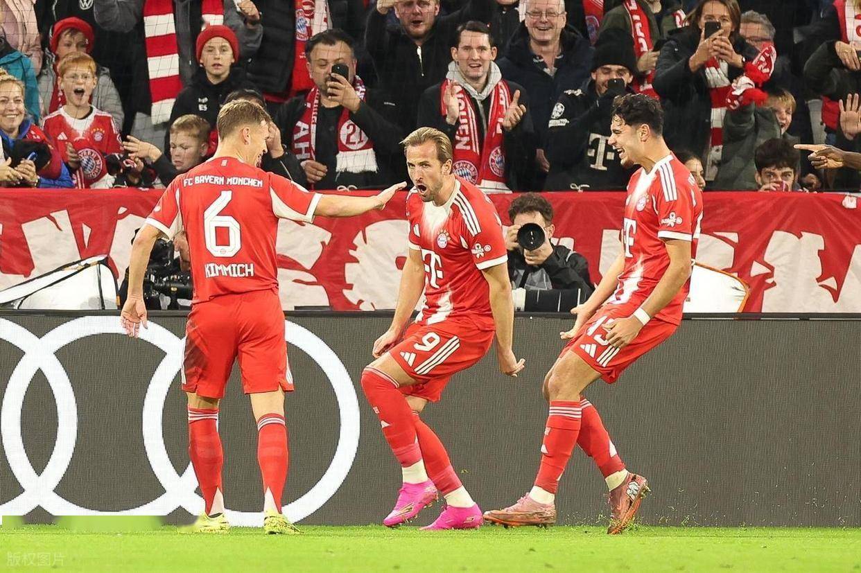 拜仁慕尼黑训练开放日，加时末段迎来里程碑引欢呼，亚冠在即，心理建设被强调(拜仁慕尼黑主场安联球场夜晚)