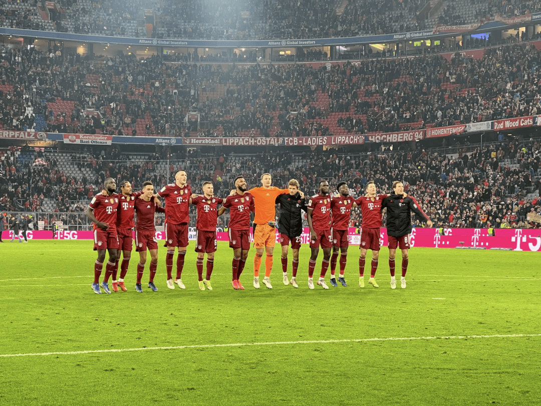 拜仁慕尼黑训练开放日，加时末段迎来里程碑引欢呼，亚冠在即，心理建设被强调(拜仁慕尼黑主场安联球场夜晚)