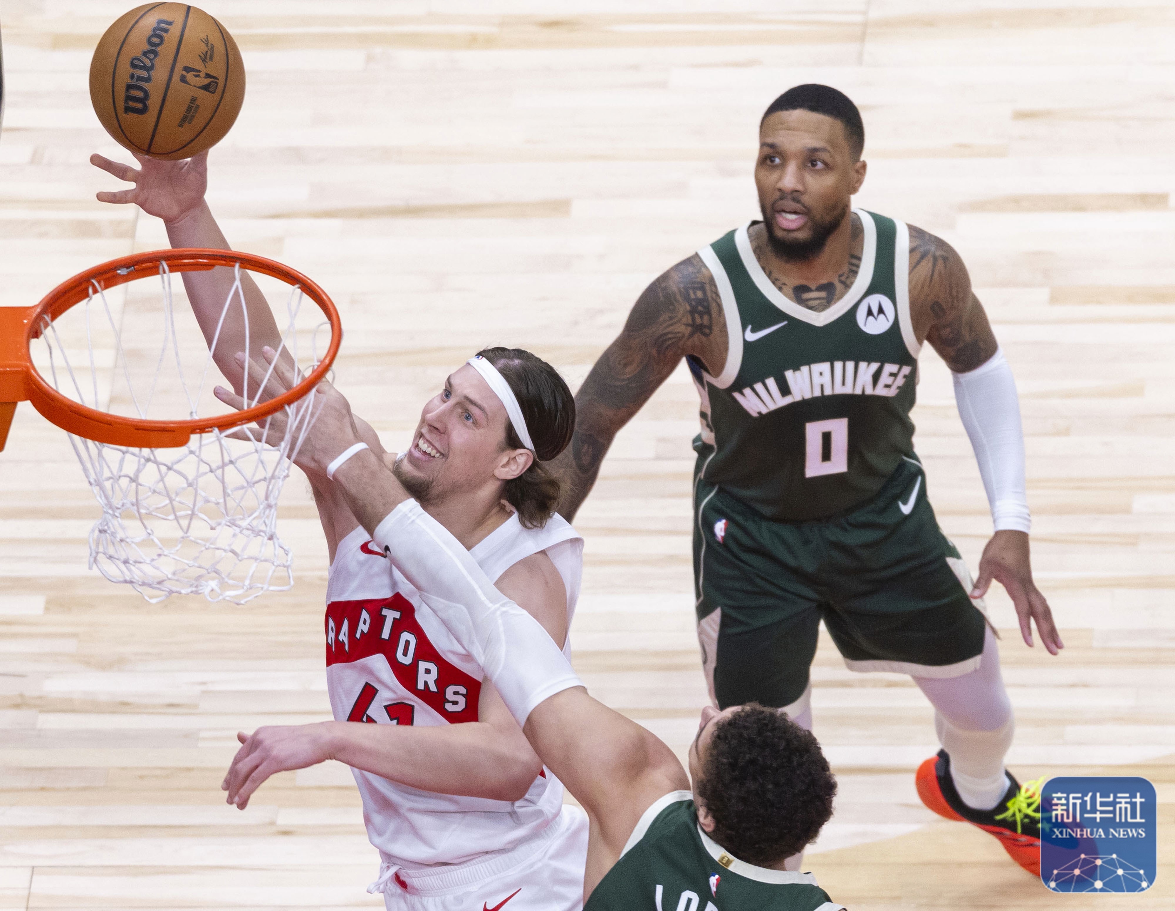 西亚卡姆在雄鹿比赛中惊险取胜赛前密尔沃基雄鹿调整名单以备欧篮联，国际比赛日费城76人备战NBA总决赛看傻球迷的简单介绍